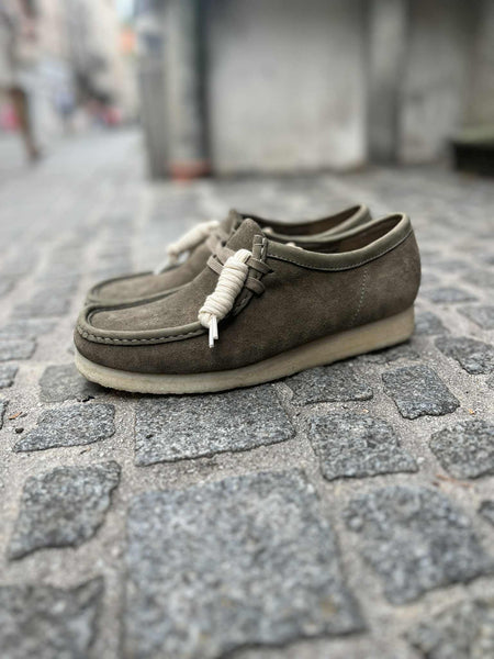 Clarks Wallabee (Pale Khaki Suede)