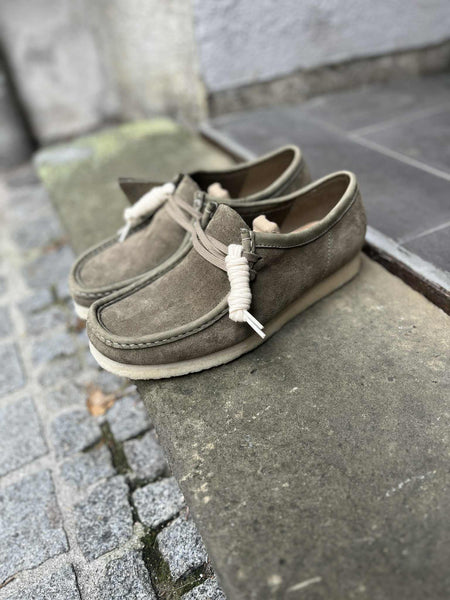 Clarks Wallabee (Pale Khaki Suede)